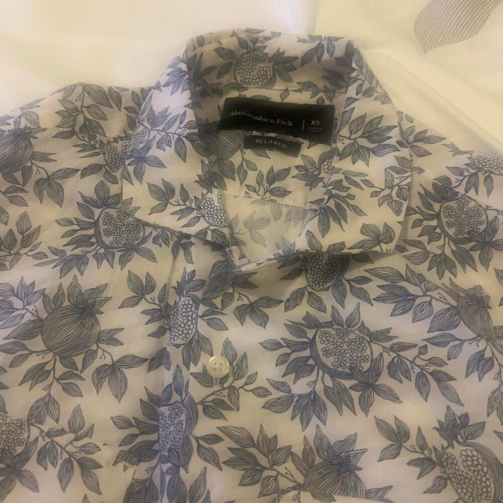 💙Abercrombie & Fitch Blue & White Floral Button-Up Shirt – Size XS